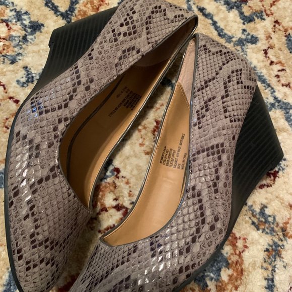 G.H  BASS Snakskin Gray Wedge Heels - Picture 4 of 6